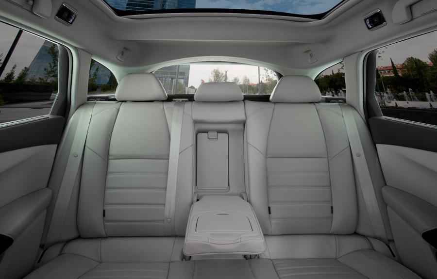  Peugeot 508 SW 2010 года  (фото 27 из 33)